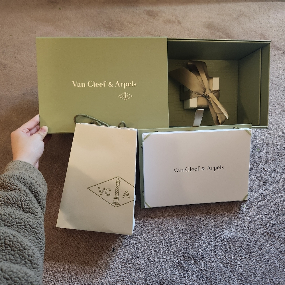 Van Cleef & Arpels necklace green packaging, all boxes and bag